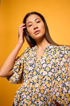 Blouse with short sleeve